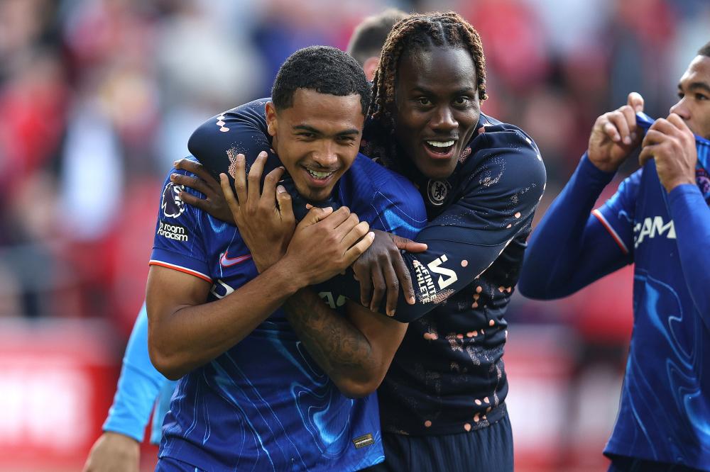 美记：马刺不愿放弃卡斯尔和哈珀，即便交易对象是字母哥